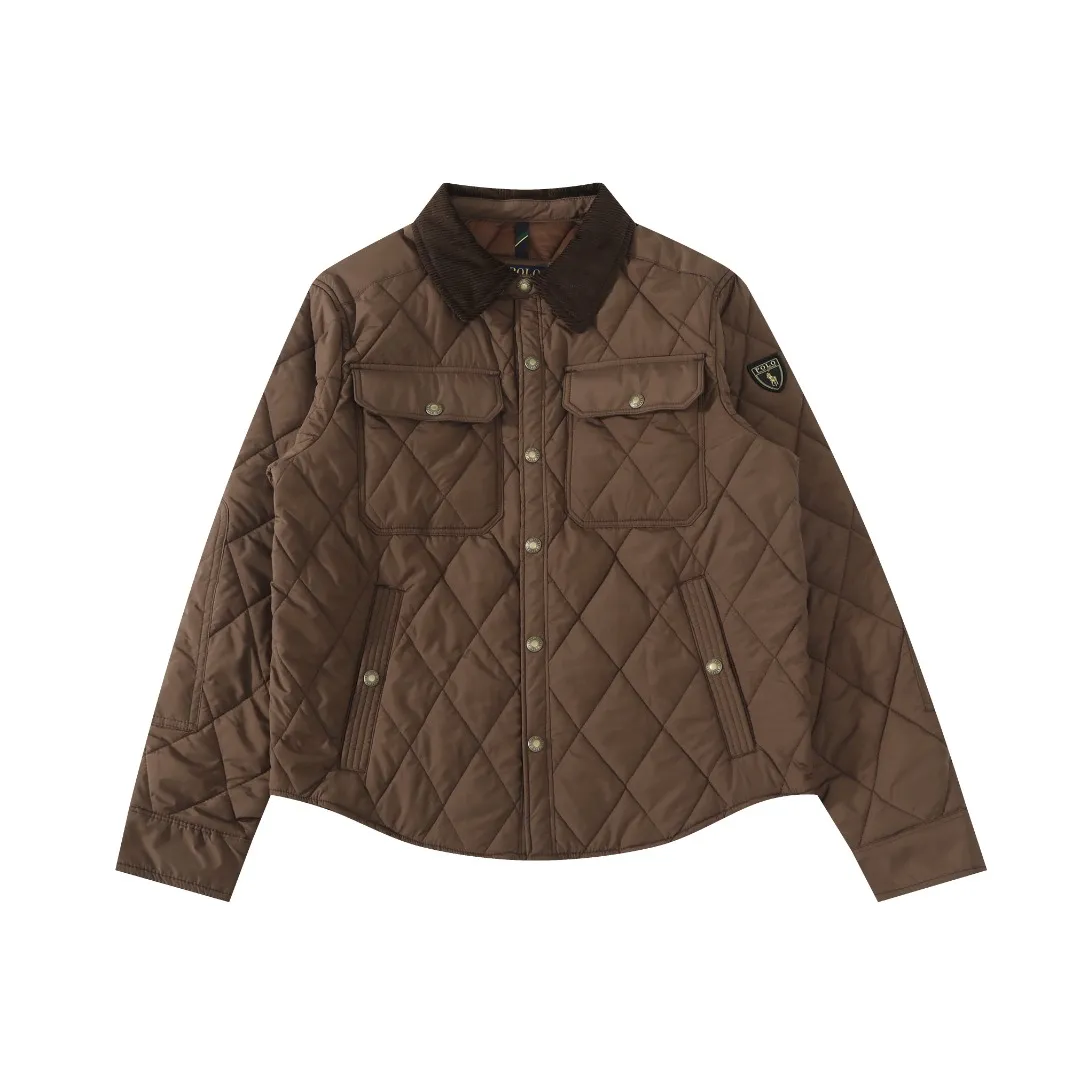 P370 #59 Ralph Lauren classic rhombus quilted cotton jacket for men and women. Inspired by retro workwear, it blends with contemporary British style. The imported machine-pressed rhombus quilting is accurately aligned, and the three-dimensional H-shaped tailoring is neat and slim. It is not bulky when layered in autumn and winter, and still maintains a light style.  Texture is reflected in the details: customized metal buckles, corduroy lapels, breathable eyelets under the arms, and slits on the hem, all replicating the brand's high-end genes. All excipients are standardized!  Five colors to choose from: black/khaki/brown/green/navy blue, easy to switch between commuting, leisure, and travel occasions. Function and appearance coexist: 37.5°C temperature control black technology, breathable and moisture-proof, anti-slip cotton patented fabric, temperature-locking, soft and waxy, durable and stylish. A retro warm-keeping item that can handle low temperatures calmly. The details are all made of craftsmanship, and the style has no limits. It has a classy look that will turn heads.  Color: Khaki Black Navy Green Brown Size: S M L